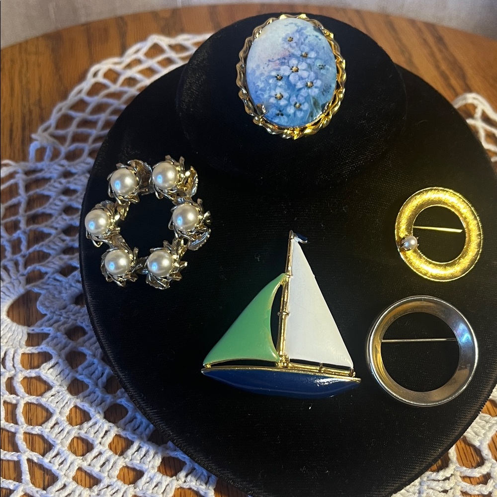 Lots of 5 unmarked vintaged brooches